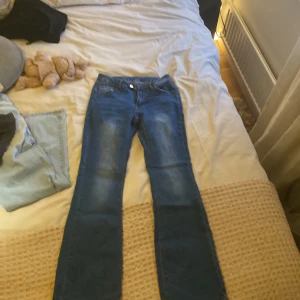 Säljer mina jeans  - Bra skick dom är från SHEIN dom är jätte fina på sitter jätte bra på dom är sköna och skönt material tyvärr använder ja inte dom 💗