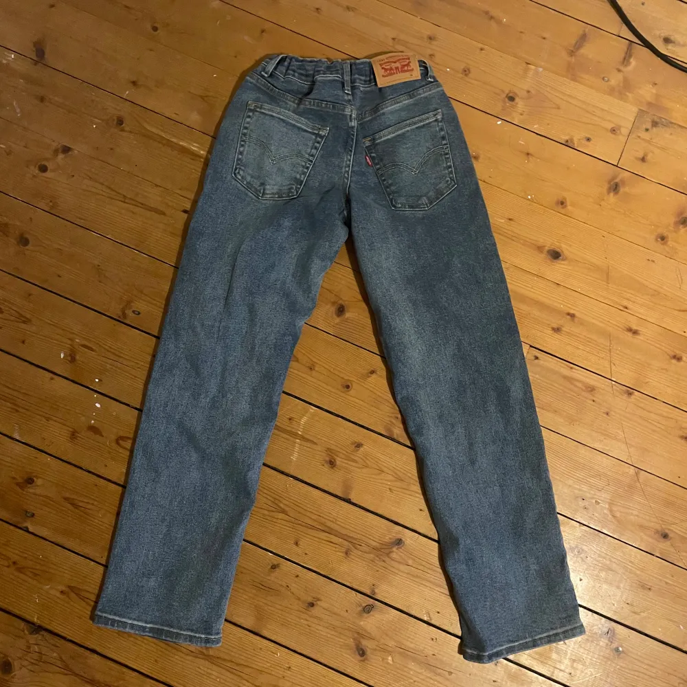 Säljer mina gamla Levis 501or som är loose taper dom är i väldigt bra skick och är for små och är inte använda på ett bra tag så säljer dom.. Jeans & Byxor.