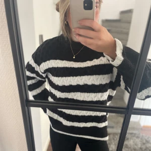 Stickad tröja  - En fin stickad tröja som inte kommit till användning. Använd men i bra skick💕