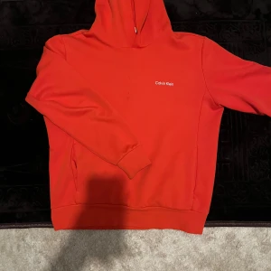 Calvin klien hoodie - Säljer min fräscha och unika hoodie, väldigt unik och snygg färg. Har haft den i mindre än ett år och säljer den för att den har blivit för liten. Nyttpris 1200 Priset går att diskutera vid snabb affär https://nlyman.com/se/produkt/calvin-klein-micro-