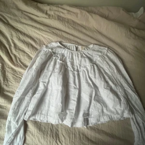 Bluse Gina Young  - Väldigt fin blus nästan aldrig använd. Säljs på grund av att den är för liten tyvärr. Inga skador. 💗
