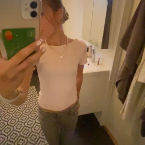Ljus rosa t-shirt💝 - Ljus rosa t-shirt med öppen rygg från Lager 157!🥰 Strl 140 men den är nästan för stor för mig som vanligtvis har XSS eller XS🫶 Aldrig använd🩷