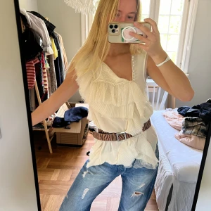 Cool blus - Asball blus från HM studios!! Lite Isabel Marant vibes. Några små knappar vid kragen som försvunnit, annars bra skick. 250kr 💖💖