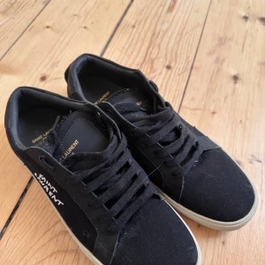 Saint Laurent skor 1/1 - Storlek 44 men sitter mer som en 43,42. Aldrig använda, 1/1 skor Följer även med en sån där dustbag