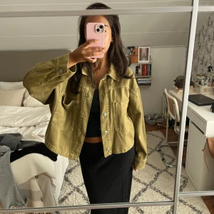 Militärgrön jacka - Miltärjacka i strl L, sitter snyggt oversized på mig som är S💕 en knapp har lossnat men inget som man tänker på! 