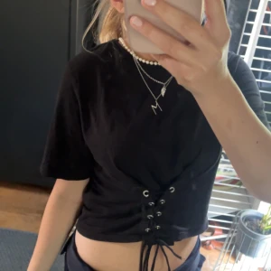 Tröja med knytning! - Skit cool tröja med knytning! Storlek M men skulle mer säga att den är som en S❤️