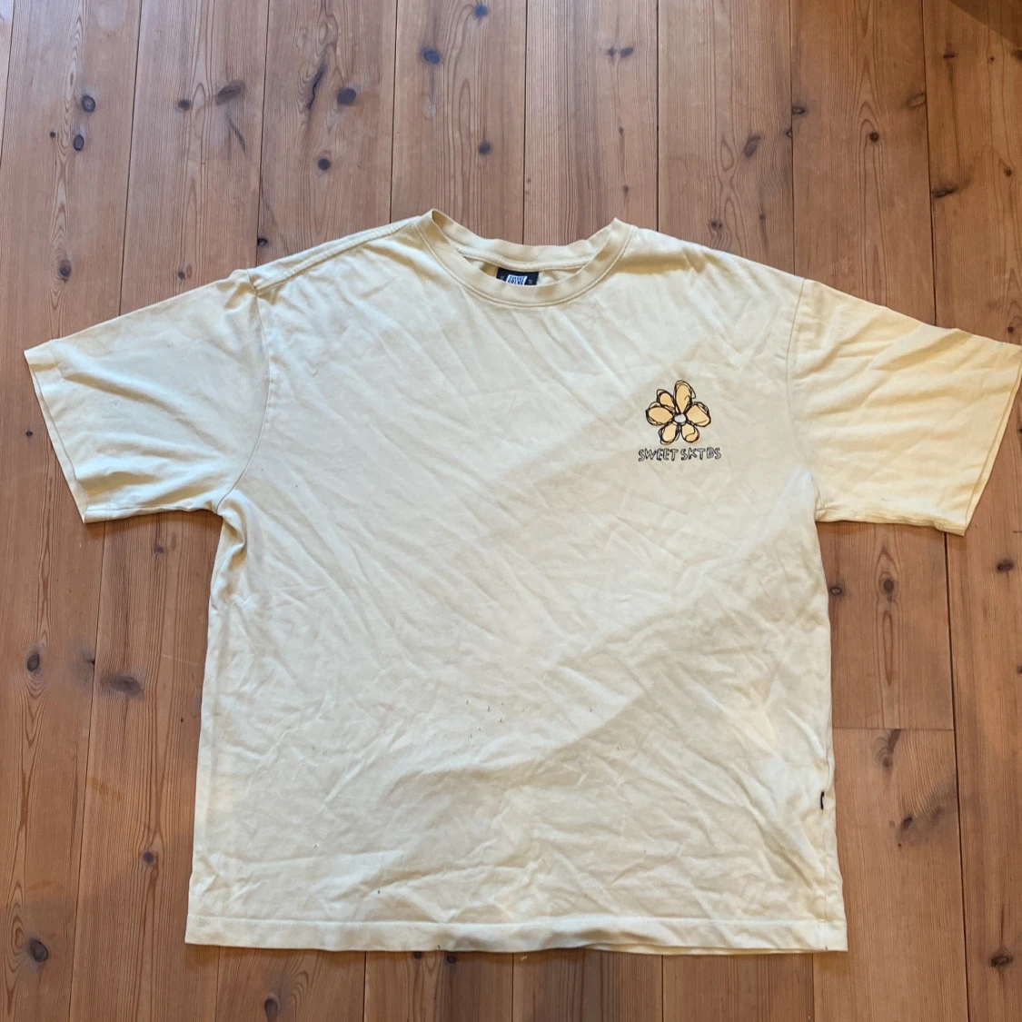 Gul t-shirt från SWEET SKTBS