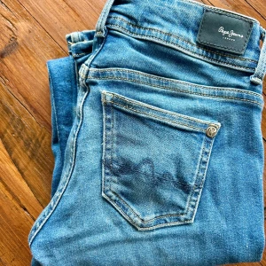 Pepe Jeans Pimlico Flare - Begagnat skick, snygg medium blåa jeans. Inget särskilt slitage. Inköpspris:1135kr 