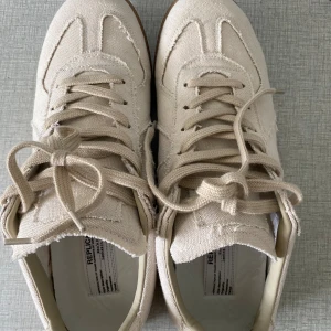 Maison margiela gats - Margielas i toppskick som säljs för att de inte används. Skorna är i storlek 43 men passar 42.