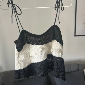 Zara Topp - superfin zara topp vit/svart perfekt till olika tillfällen använd 1 gång