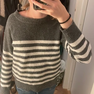 Grå stickad tröja - Säljer denna jättefina stickade tröja som är perfekt till hösten! Den är ganska använd så lite nopprig men det går säkert att fixa💓