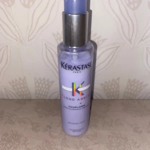 Kérastase Leave in produkt  - Leave in produkt från kérastase. Nypris 495kr Beskrivning..  Stärker känsligt hår, förseglar kluvna toppar & slätar ut hårfibern. Ger värmeskydd upp till 230 grader. Håret blir lätt mjukt & får en härlig glans med strålande lyster. 