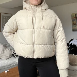 Biege jacka - Jacka från Monki storlek S. Den är i fint skick men har nån fläck på ärmarna (ksk försvinner vid tvätt) som syns på bilderna💗💗 skriv för fler bilder