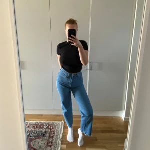 Blå levis jeans - Blå jeans från Levis i modellen ”Ribcage straight ankle” i storlek W27 L29. Jag är 165 cm! 