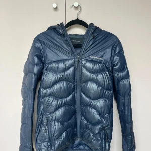 Höst jacka - Höst jacka från Peak Performance som är i fint skick men ena dragkedjan på fickan har fastnat men går säkert att laga☺️