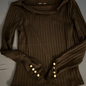 Tröja - En fint svart tröja med guld detaljer. Den är jättefint och skön. Knapt användt. Köpt i Sinsay.