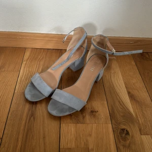 Blåa klackar  - Blåa klackar köpta från new yorker, , använda ett par ggr, går att tvätta , säljer för att dem är för små , kan gå lägre på priset , typ 130 med frakt 