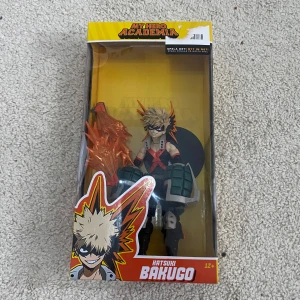 MHA KATSUKI BAKUGO figur - Köptes på GameStop några år sedan och har bara legat på en hylla. Figuren är i bra skick!! Man kan byta ut hans händer (se bild 3). Lådan är lite sönder ovanpå (se sista bild). 