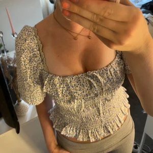 blommig blus/topp - Jättefin och gullig blommig topp/blus från NA-KD. Aldrig använd så därför i väldigt bra skick!🩵🩵