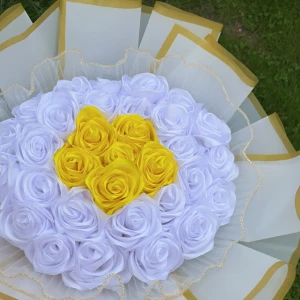 Jättevacker rosbukett  - Handgjort rosbukett med olika färger beställ för din bästa mamma😍😍💕