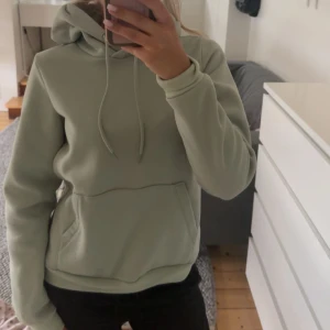 Grön hoodie  - Grön hoodie från Escape i storlek S  💚💚💚