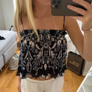 Topp - Söt topp som man också kan ha off shoulder, helt oanvänd🩷