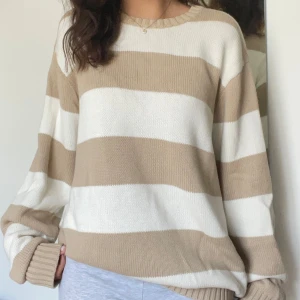 Randig stickad tröja från Brandy Melville - Säljer en supersöt stickad tröja från Brandy Melville. Den är använd ett fåtal gång men kommer tyvärr inte till användning längre. Den är i nyskick och utan defekter🤍