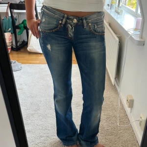 Lågmidjade jeans - SÄLJER VÄRLDENS SNYGGASTE JEANS. Detta är mina absolut favorit men tyvärr så sitter dem lite tajt på mig🥲 Jag rekommenderar dessa för någon som är mellan xs-s. Dem är vet svin snygga och kan göra varje outfit snygg nu till hösten!!🔥🔥