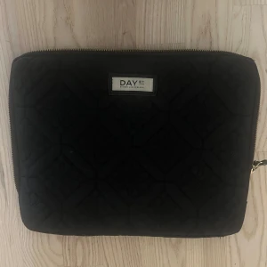 Laptopfodral -   Assnyggt Laptopfodral från day et, perfekt till skolstart😍