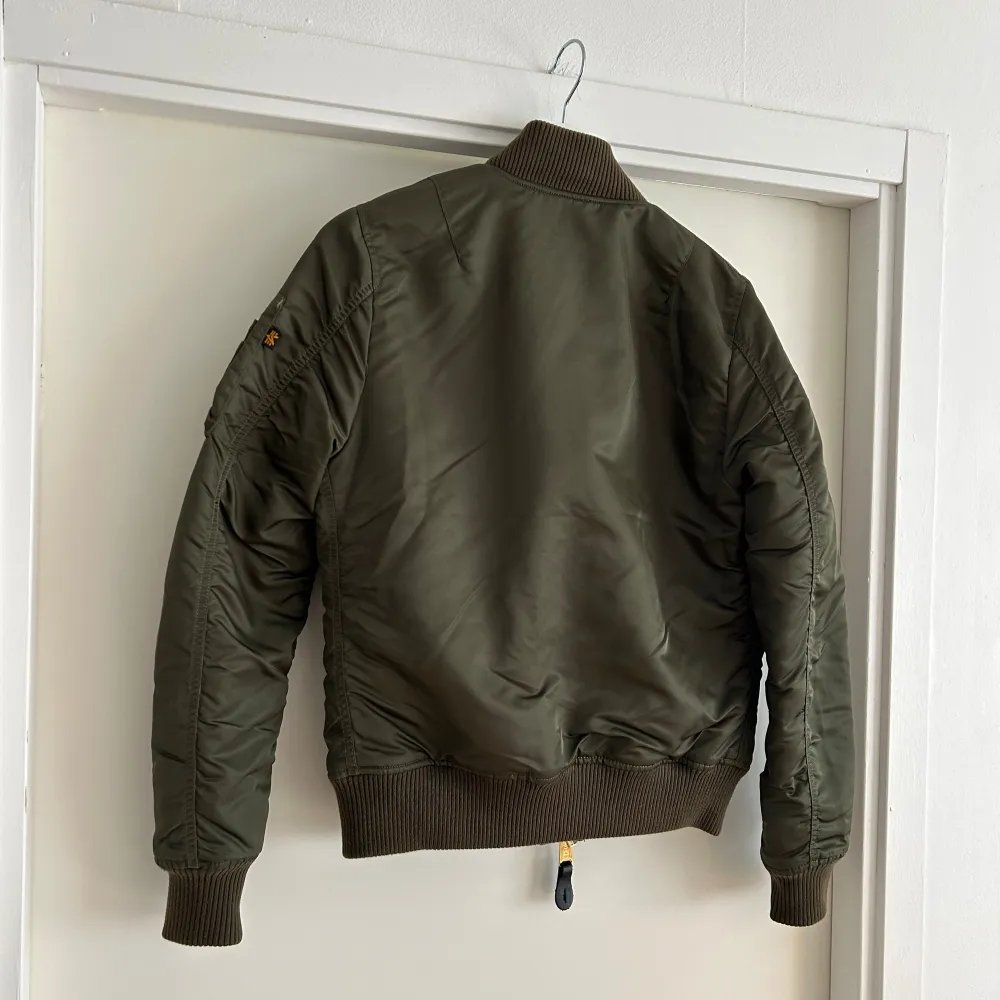 Kort militär grön Alpha Industries jacka i storlek s.. Jackor.