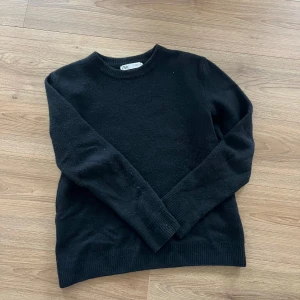 Svart stickad tröja  - En fin stickad tröja från Zara storlek m men väldigt liten i storleken skulle säga en S