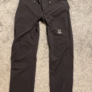 Haglöfs byxor - Rensar min garderob. Säljer mina haglöfs byxor som jag växt ut ur, de är storlek M. Inget slitage.