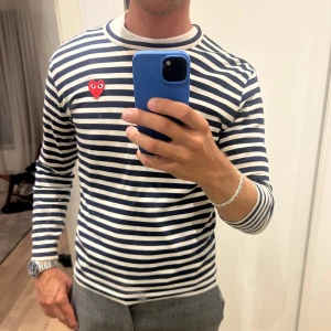 CDG longsleeve  - Randig CDG longsleeve. Storlek L  Bra skick 