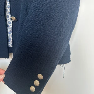 Zara kavaj blazer marinblå guld - Marinblå kavaj/blazer från Zara i storlek XS. Använd ett fåtal gånger, fint skick. 