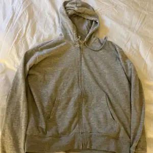 Säljer en grå hoodie från Divided i storlek XS. Den är supermjuk och perfekt för kyliga dagar. Hoodien har en dragkedja framtill och en mysig huva. Den är i bra skick och passar perfekt till vardagsoutfits. 🩶