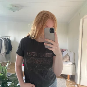 MC-Tshirt  - Svart T-shirt med tryck på en motorcykel, inte använd många gånger. Vanlig rak passform. 