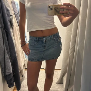 Jeanskjol - Säljer nu denhär jeanskjolen som tyvärr blivit för liten för mig - den passar XS! Riktig fin & i bra skick 💗  Pris går att diskuteras vid snabb affär