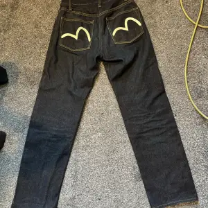 Rensar garderoben. Säljer mina evisu jeans, storlek 28/30.