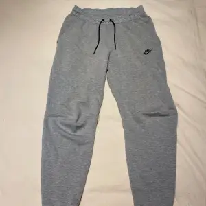 Tech fleece pants i bra skick, små defekter som vissa små fläckar, inte mer än så. Säljer då jag inte använder de längre.