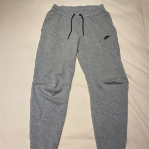 Tech fleece byxor - Tech fleece pants i bra skick, små defekter som vissa små fläckar, inte mer än så. Säljer då jag inte använder de längre.