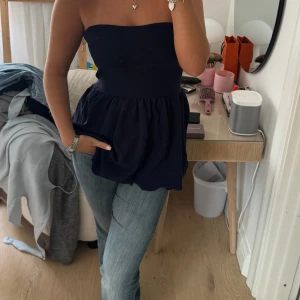 Bandeau topp/klänning zara - Säljer denna marinblå bandeau topp/klänningen från zara som går att använda både som en topp och klänning<3