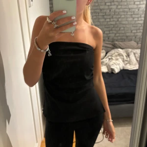 Tubtopp  - Säljer denna svarta tubtopp då jag köpte den i butik utan att prova så den var tyvärr för stor. Den är ifrån lager 157 och har prislapp kvar Kom privat för frågor eller prisförslag🩷