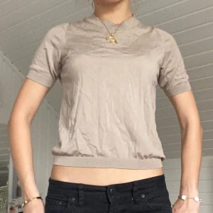 Stickad T-shirt - Jättefin sticka tshirt MEN har ett hål i ena armhålan som går att sy eller knäppa igen med en säkerhetsnål som köparen kommer få med i paketet. Syns inte alls mycket annars.