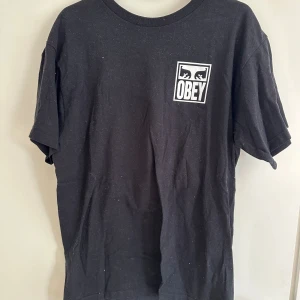 Obey tshirt - En svart obey tshirt i small. Använt endast en gång så princip helt ny. Endast legat i garderoben.