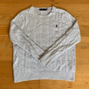 Ralph Lauren tröja - Grå Stickad Ralph Lauren tröja i mycket bra skick!  Storlek: S 