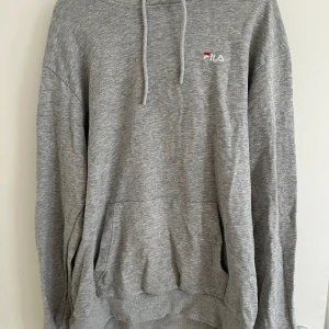 Fila hoodie - En fila hoodie i small. I bra men använt skick. Pris kan diskuteras.