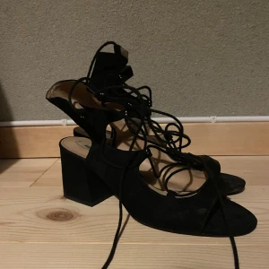 Klackar med snörning - Superfina klackar med snörning från pull&bear.   Höjd: 7cm Storlek: 37