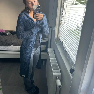 ODD MOLLY KOFTA - Väldigt unik kofta från ODD Molly. Går till smalbenen på mig som är runt 160cm.  Skriv gärna prisförslag 