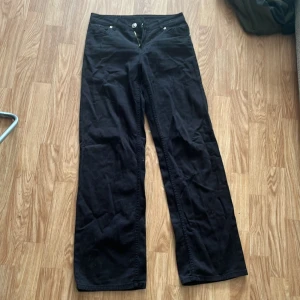 Lågmidjade jeans - Fina lågmidjade svarta jeans ifrån Hm, använda ett antal gånger men bra skick