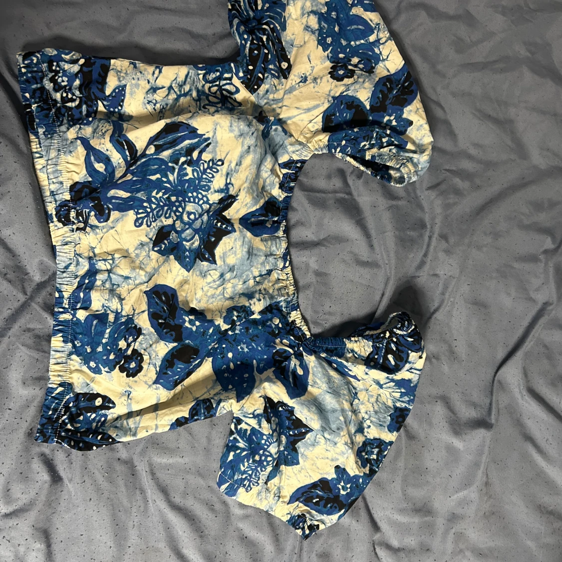 Blommig topp med puffärmar - 90